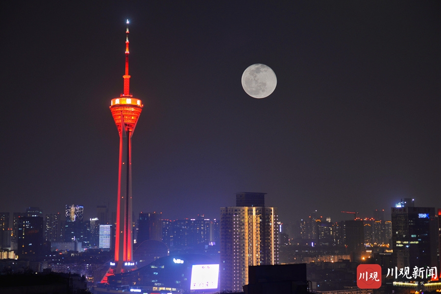 12月31日,年末的夜晚,成都市区熊猫电视塔旁皓月当空夜色阑珊.