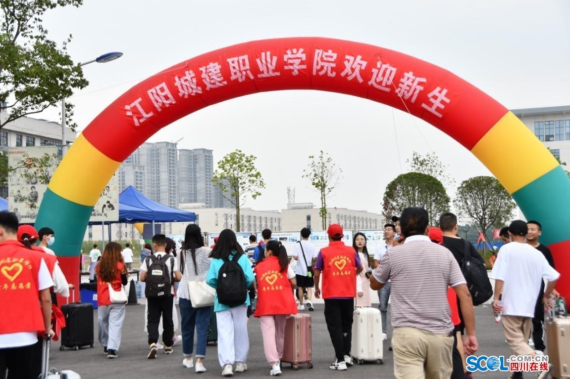江阳城建职业学院务2020新生报到!"红帽子"青年志愿者热心服务传爱心