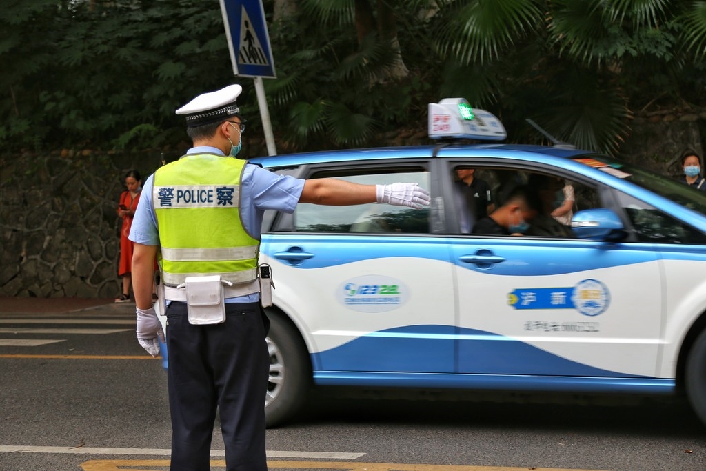 交警正在考点现场指挥交通.周梦颖摄