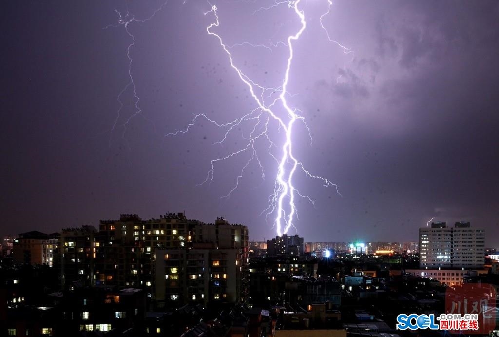 电闪雷鸣今晚西昌夜晚闹昂了也只下了几颗雨