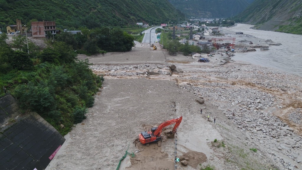 航拍都汶高速泥石流现场:道路冲毁,服务区积水