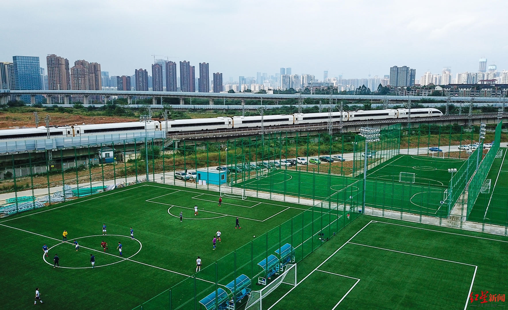 铁路沿线变身连片足球场成都最大体育公园开始试运营