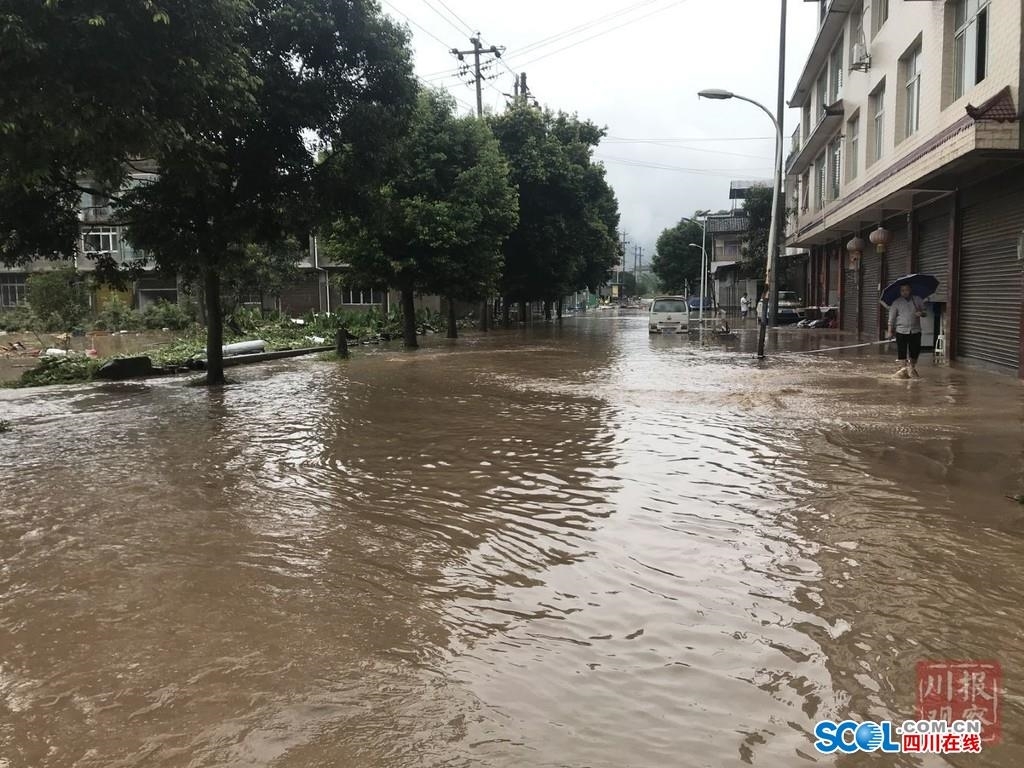 雅安雨城草坝镇连夜转移安置近1.7万人