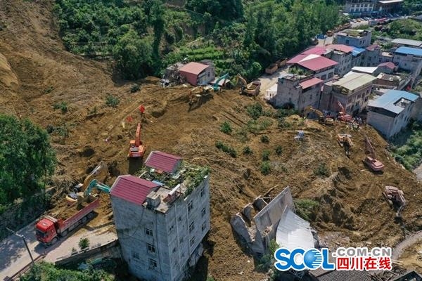航拍视频:四川汉源地灾滑坡救援现场