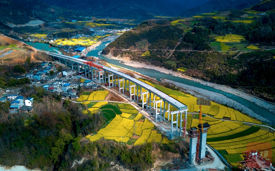 四川平武高速与菜花同框靓丽风景美如画卷