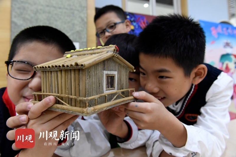 视频丨成都小学生从小学勤俭节约 自己动手变废为宝