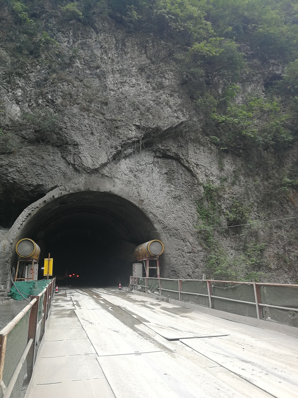 峨汉高速峨眉至峨边通车段力争年底通车,双桥村2号隧道实现双幅贯通