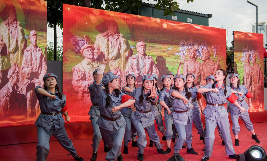 绵阳:社区举办庆祝建党100周年文艺演出 回味红色经典