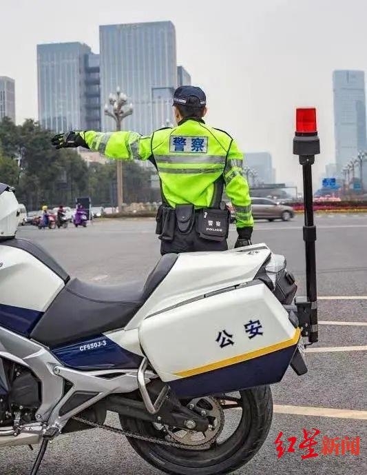 看成都交警这组老照片 感受人民警察背后的无悔誓言