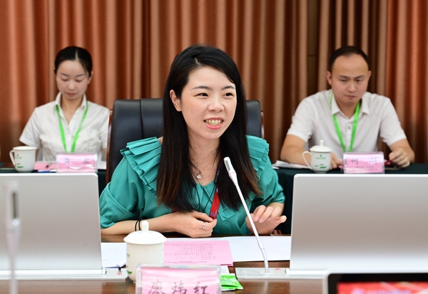 2. 主持人廖炜红.JPG