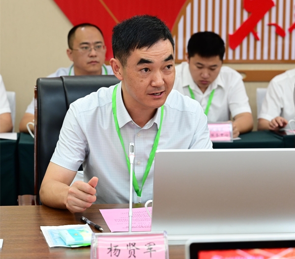 3. 县政府副县长杨贤军介绍与会人员.JPG