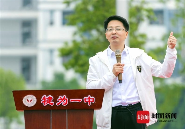 跳霹雳舞的四川犍为教育局长还把古典诗词唱成了"rap" 曾培养出7名