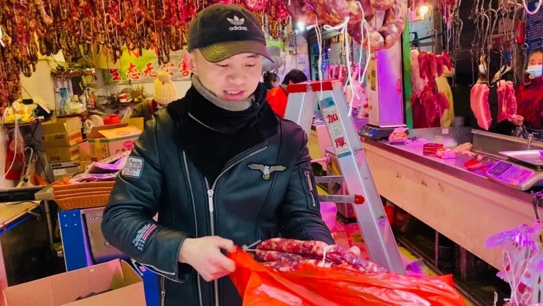 年尾·走街｜看饿！香肠一条街花样多！当北方人爱上微辣，成都人又开始“妖精十八怪”