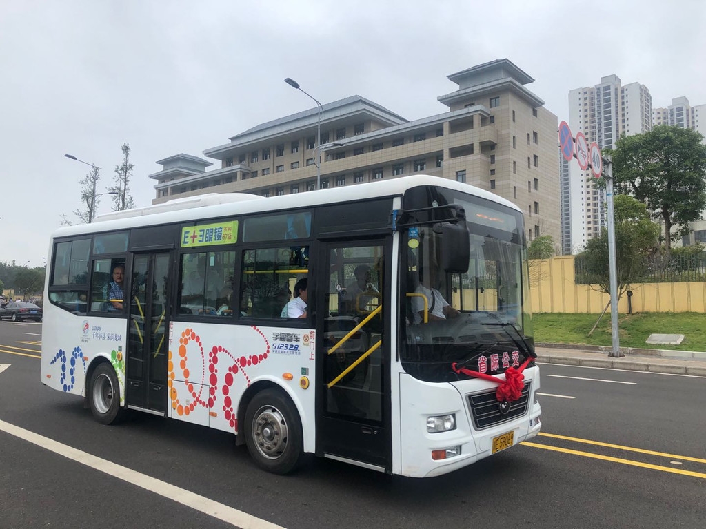 上午11點,首輛川渝省際公交駛出重慶永川區朱沱鎮.陳向前攝.