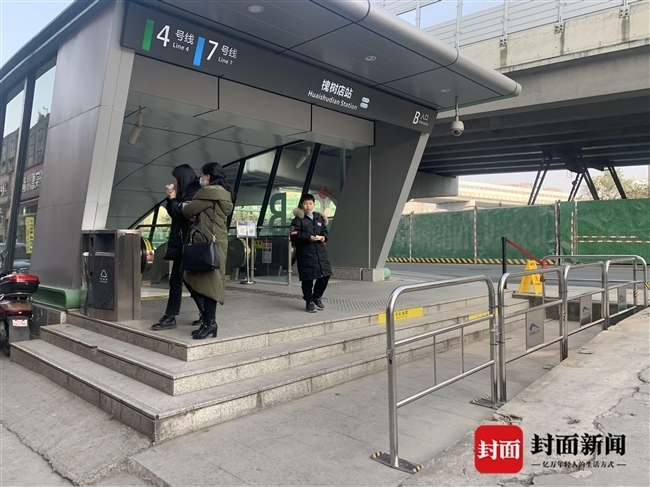 神操作!360度大回旋,成都一男子开车"倒进"地铁口