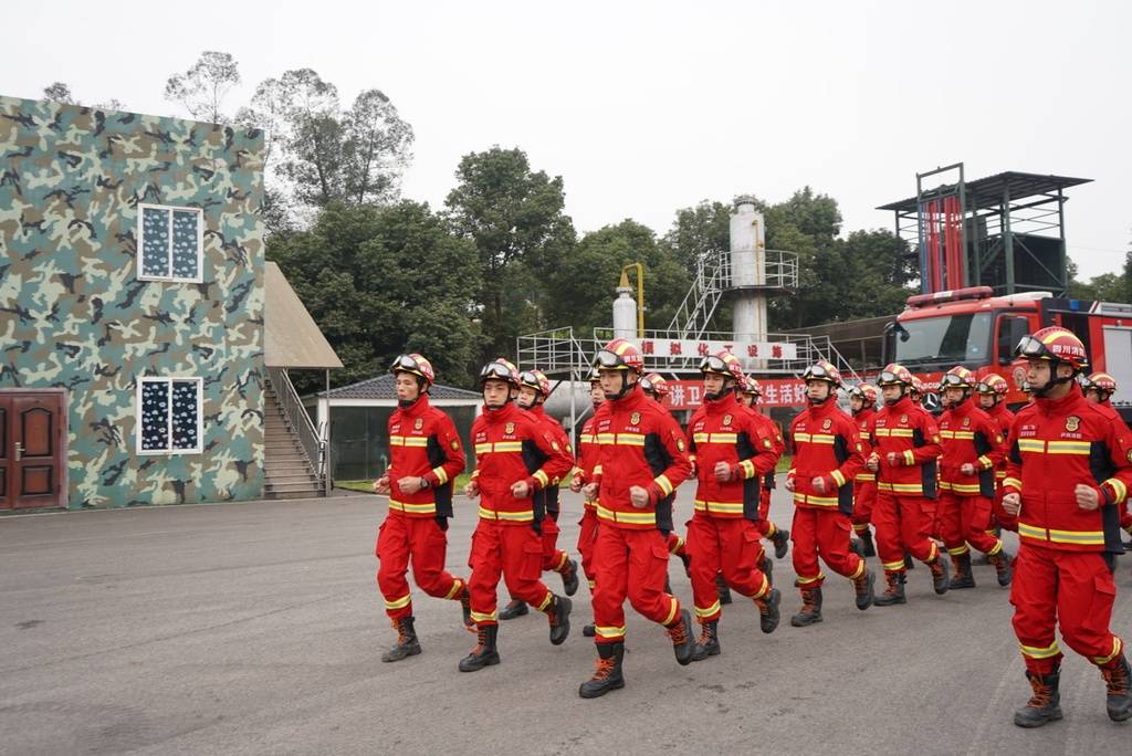 消防员操作时只需用一台无线遥控,就可以让其随意出入火场,泸州"蓝