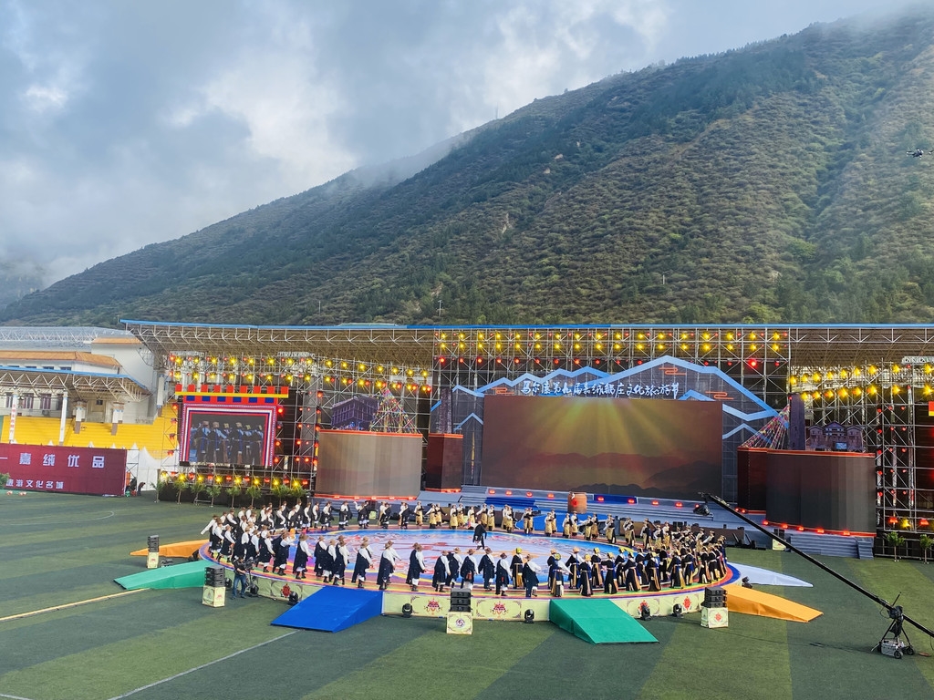 马尔康第八届嘉绒锅庄文化旅游节开幕 400人托举起60米长巨幅国旗 - 川观新闻