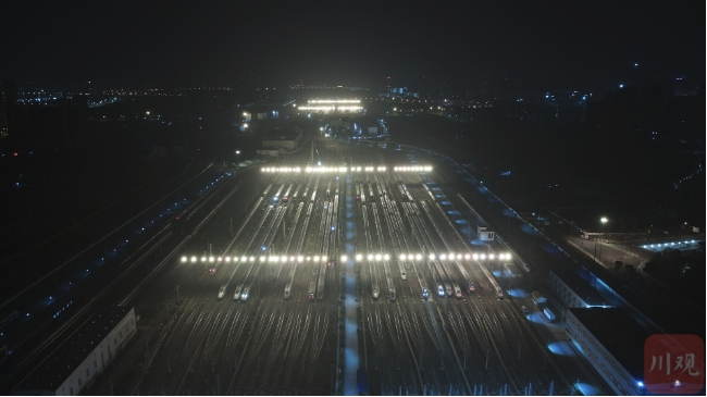 直击：春运首日，成都动车段126组动车上线