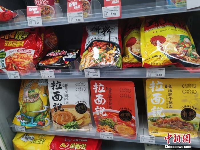 北京一家便利店内,陈列着拉面说等速食产品. 谢艺观 摄
