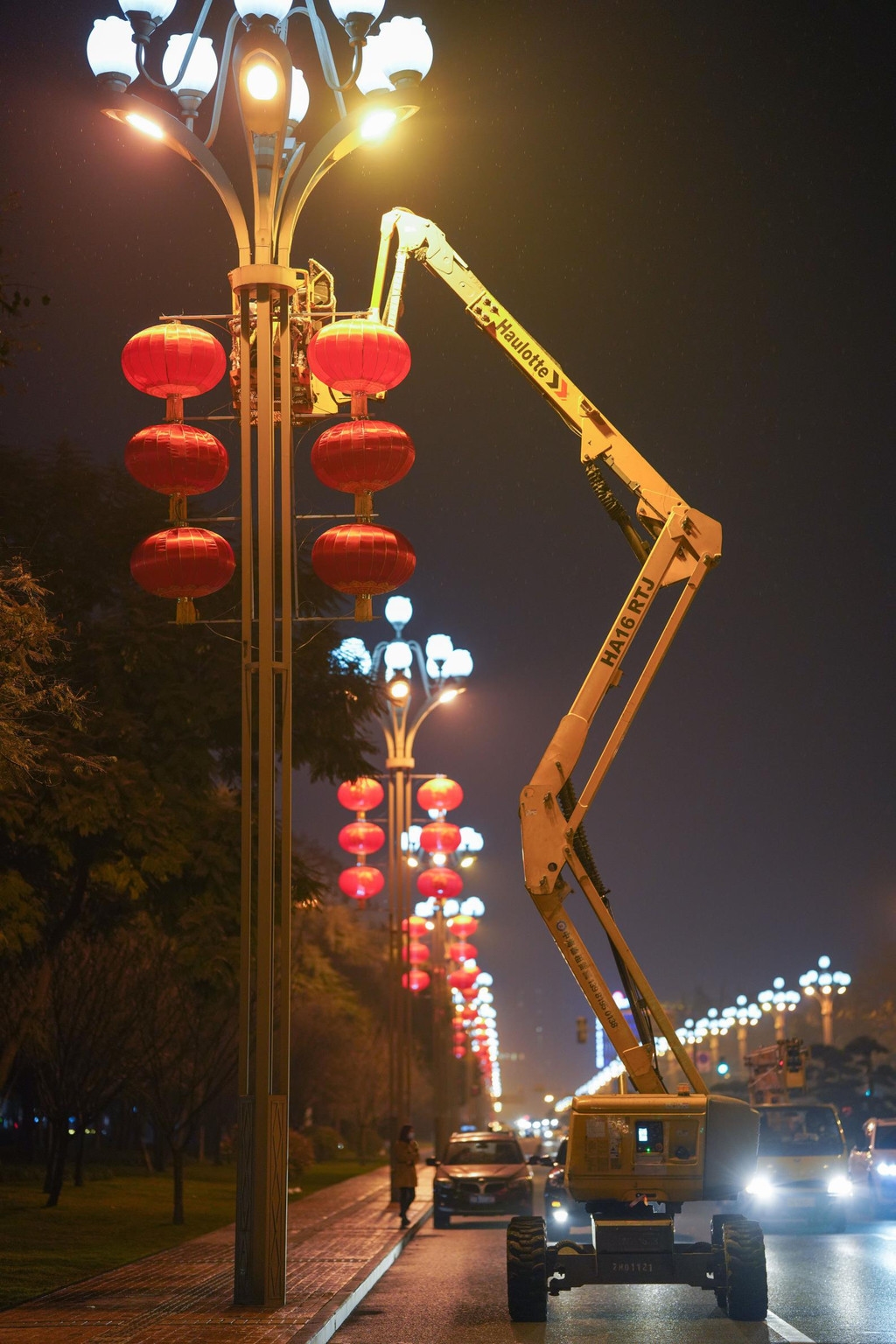 组图丨年味儿扑面而来!成都主要道路挂上红灯笼迎新春