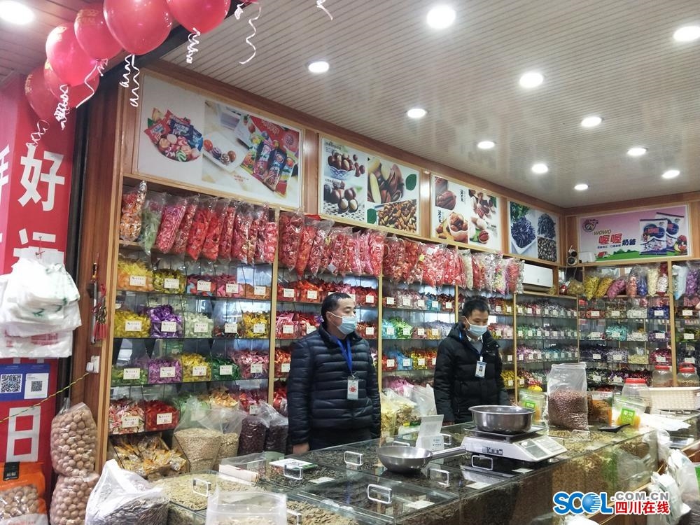 泸县市场监管局工作人员在一家食品经营店进行检查。.jpg