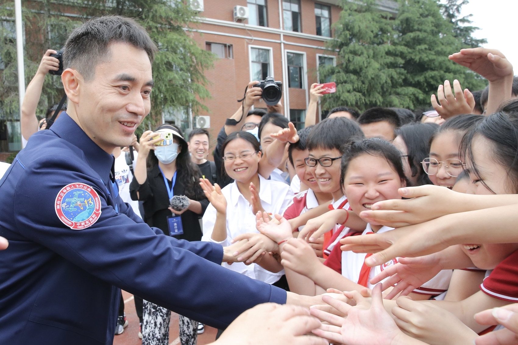 4月18日,叶光富来到母校四川天府新区万安中学(原双流县万安初级中学)