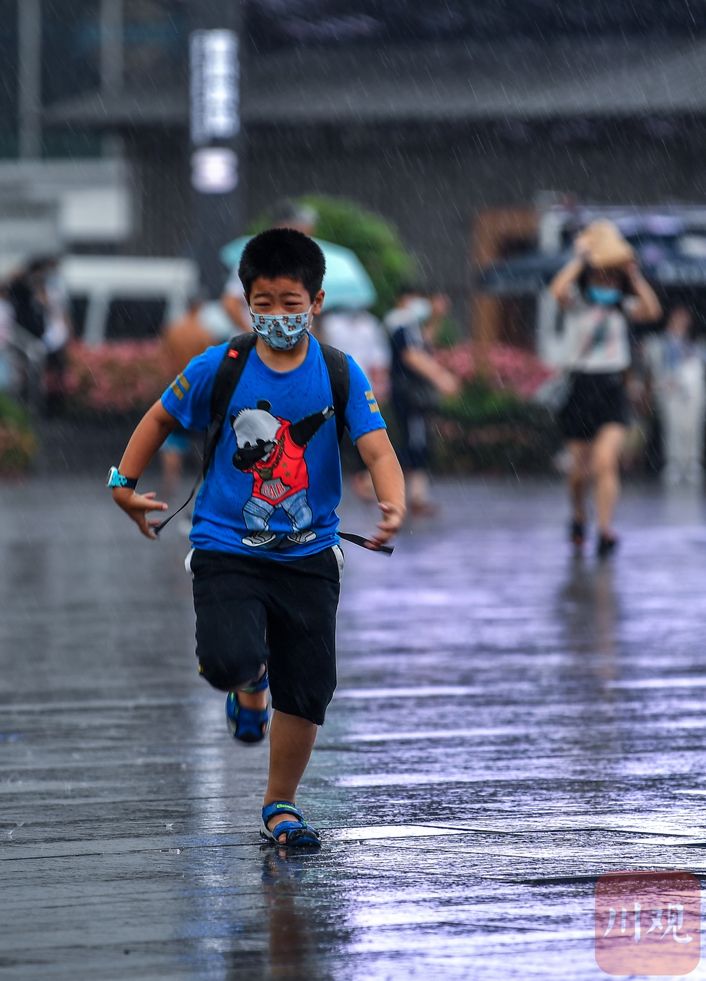 小朋友在雨中跑步前行市民在雨中跑步前行雨中的剪影
