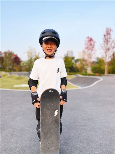 【开元体育官方版最新下载】用时18小时，7岁男孩踩滑板挑战100公里成都环城绿道(图1)