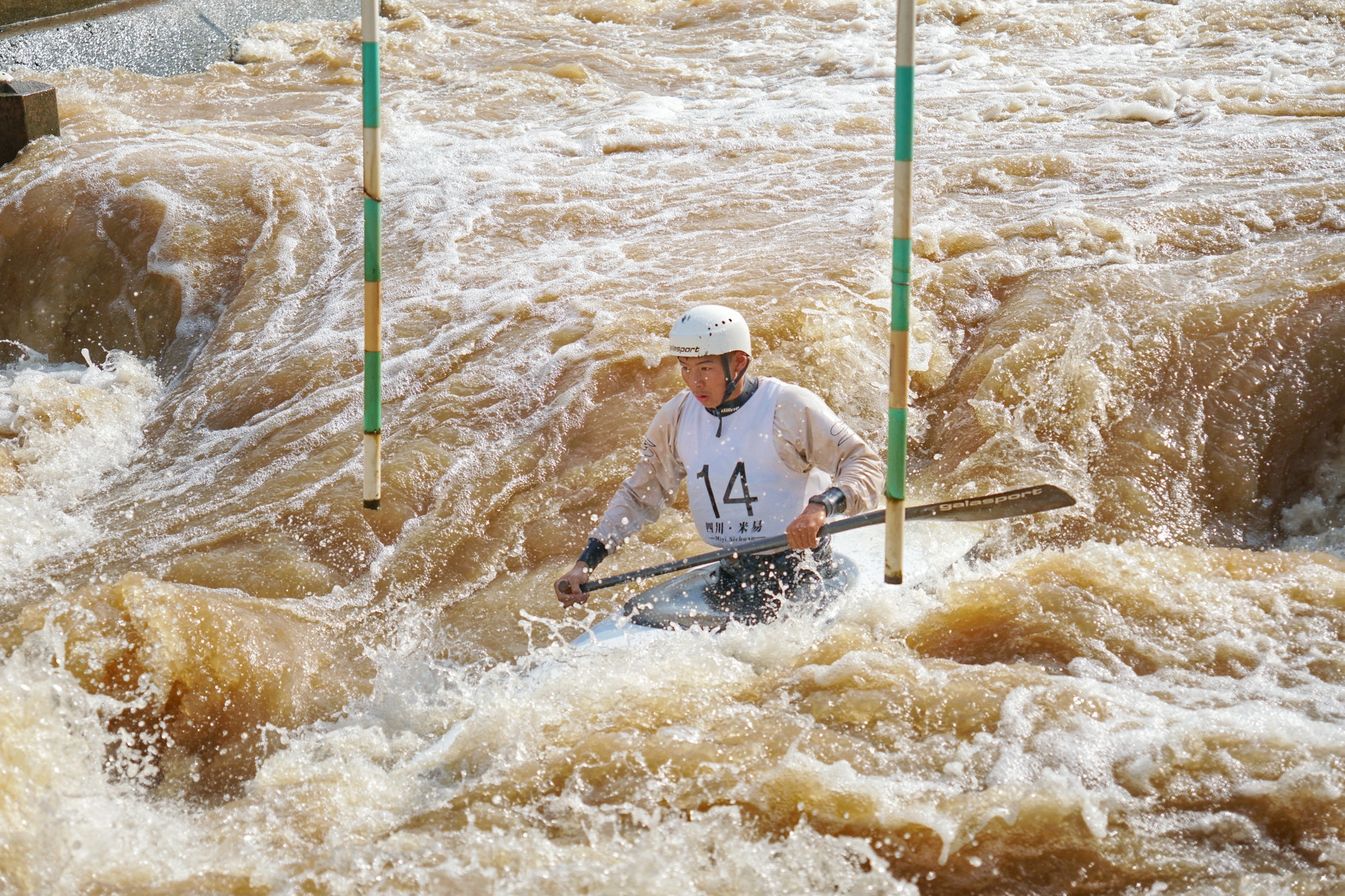 今天，四川省第十四届运动会皮划艇激流回旋比赛在米易开赛！