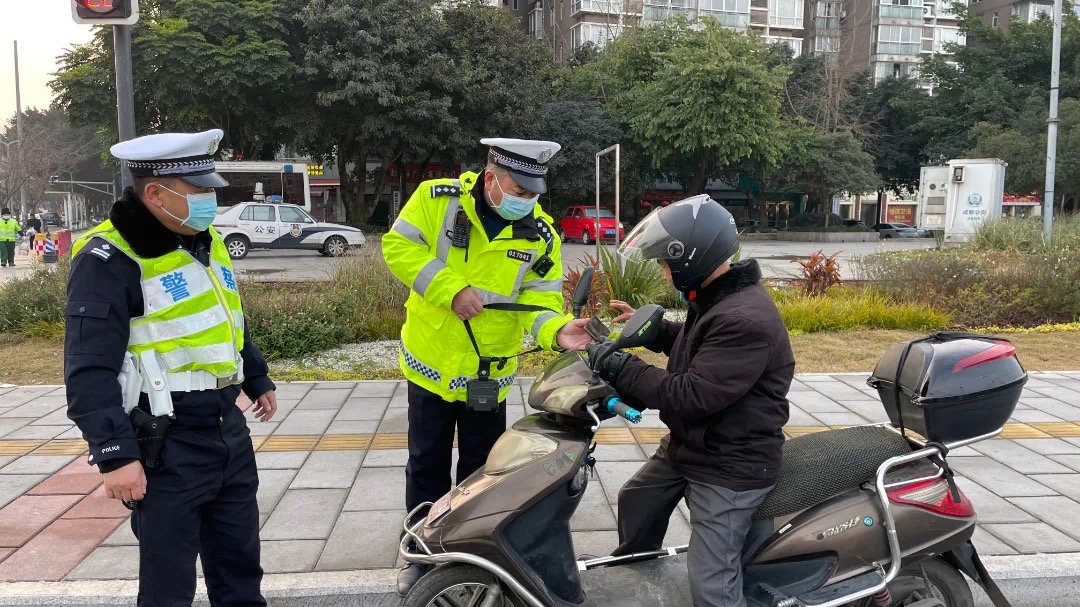 成都新津民警坚守一线,收到一份匿名的温暖!_四川在线