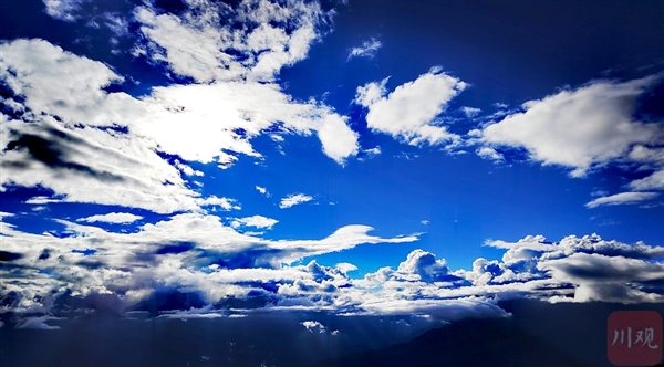 视频 | 在玛娜茶金观景台 邂逅蓝天白云美景
