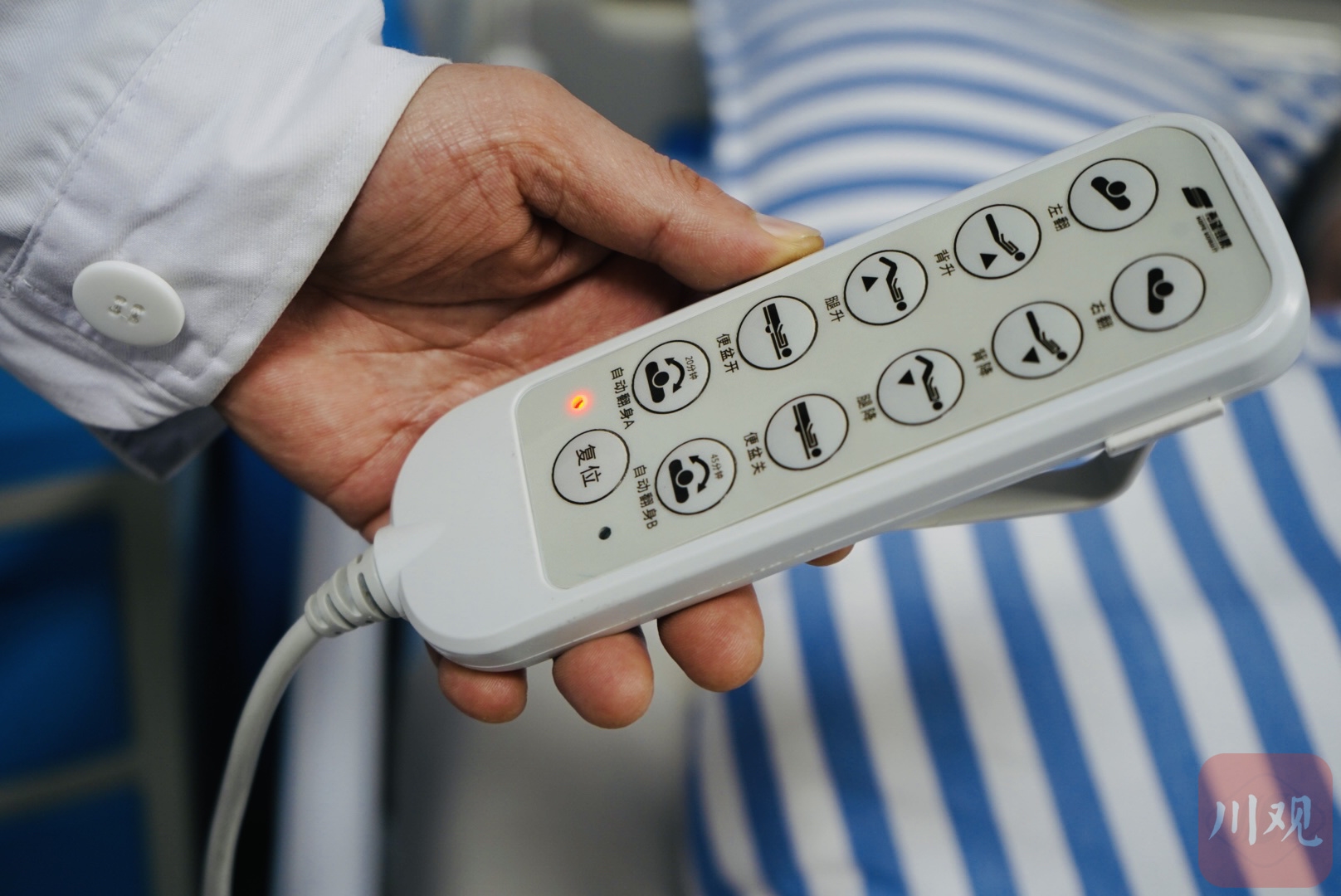 探访 成都有个神奇爱心病房 护理床帮老人翻身床垫可监测心率 四川在线