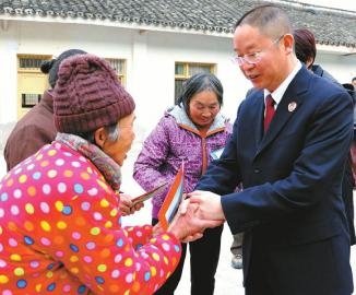 绵阳市检察院检察长吴长福送温暖感动特困村民 苟荀王梦霖赵银熙文/图