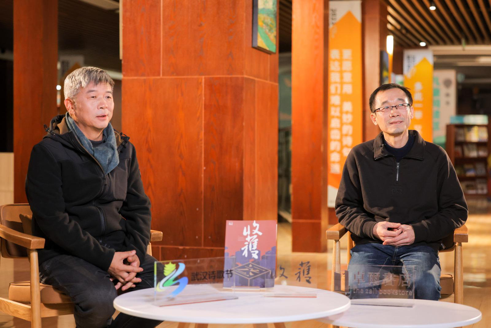 却反思"所有新年都是再生品;在草原上飞翔的蒙古族诗人舒洁朗诵的