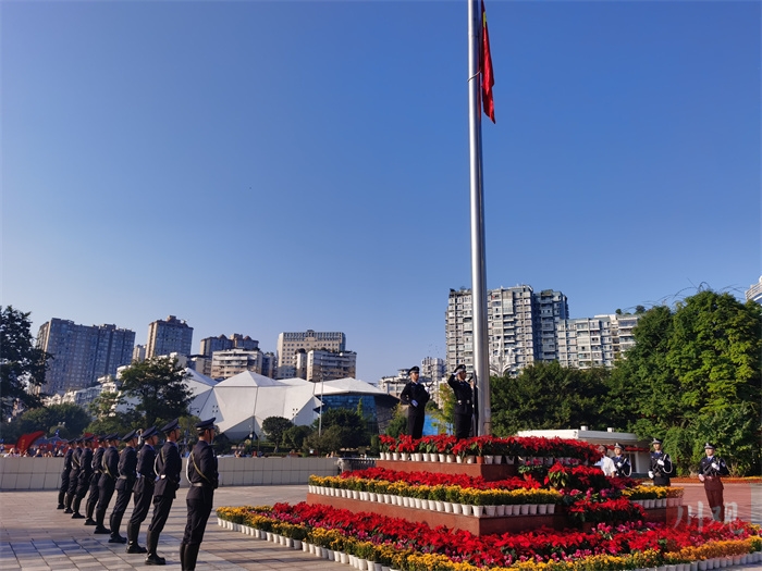 上午8时许,达州市市政中心广场外,不少群众挥舞着五星红旗,守候仪式