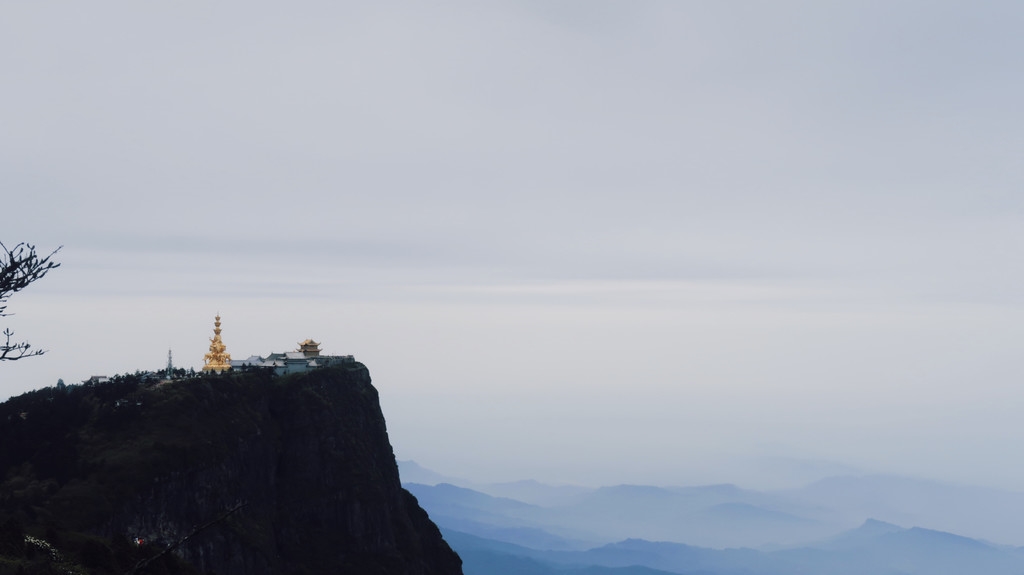 峨眉山最高峰图片