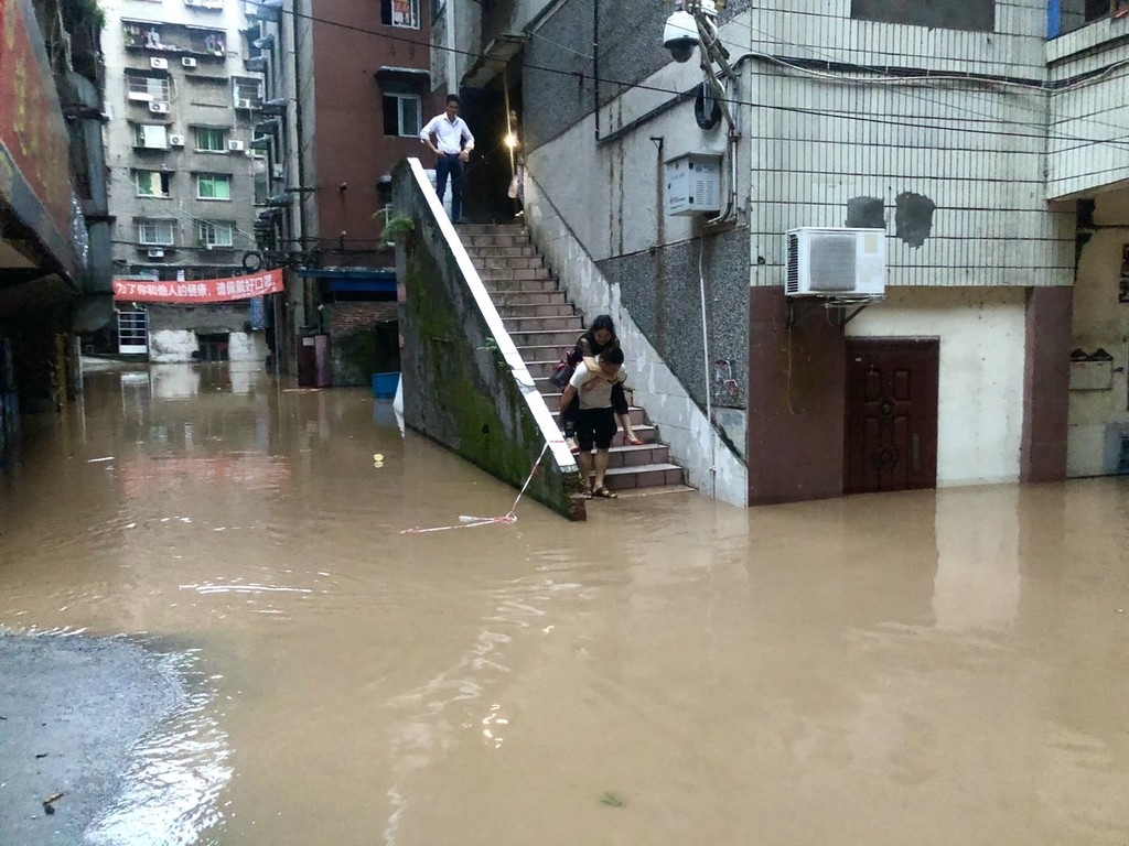 心太大!洪水淹到二樓,瀘州住三樓的居民執意返家看海 社區:請勿效仿