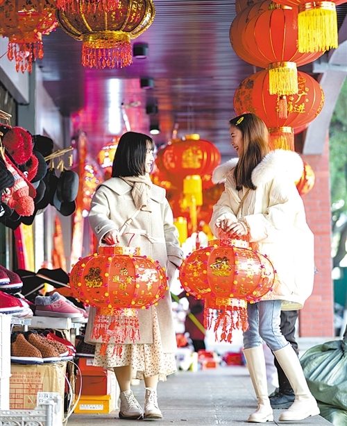 江西庐山市农贸市场,各种节庆商品琳琅满目,两位年轻人正在采购年货