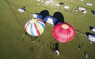航拍高原热气球助威理塘赛马节