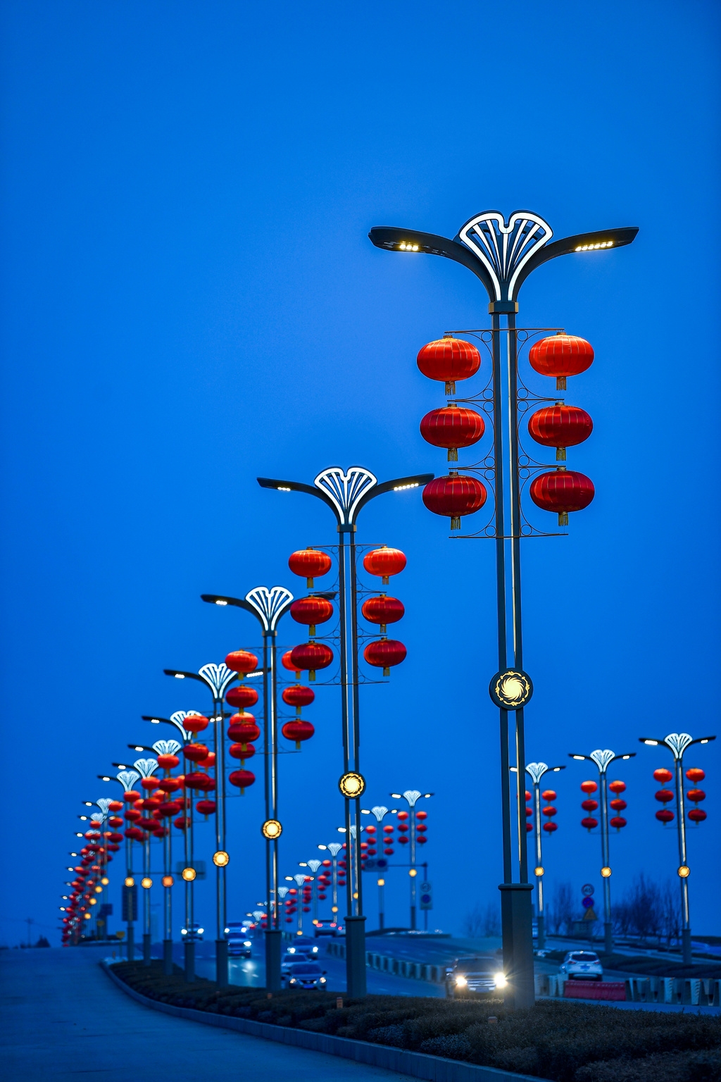 的路灯点亮,悬挂在灯架上的大红灯笼也明亮起来,春节的"氛围组"上线了