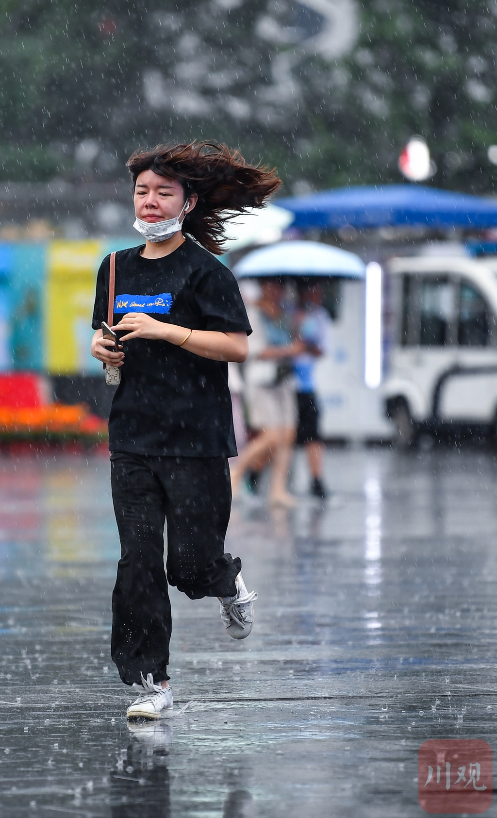 雨中跑步的图片唯美图片