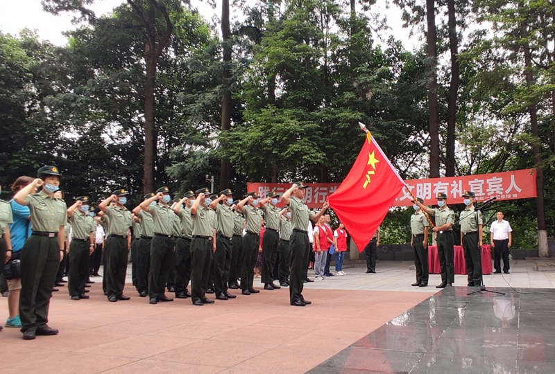 來自宜賓市機關,企業,部隊的近200人懷著無比崇敬的心情,聚集到趙一曼