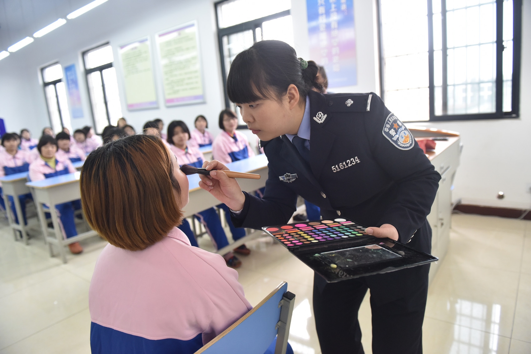 人员开展美妆就业培训类似的故事也发生在四川省女子强制隔离戒毒所内