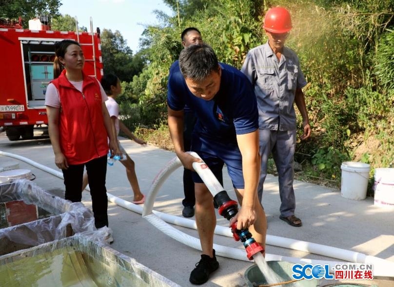 纳溪区紫阳消防救援站为永宁街道为安富村9社村民送水。于贤培摄.png