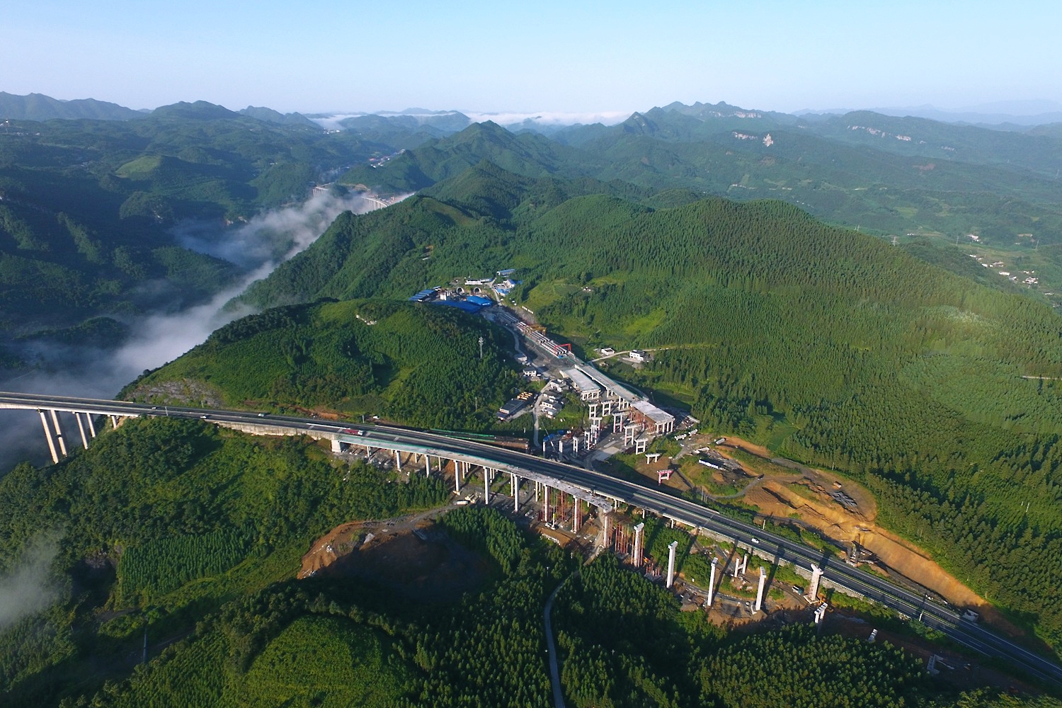 俯瞰在建中的叙威高速宛若乌蒙群山行玉龙