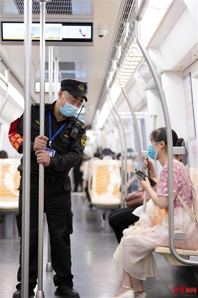 两年来，成都一位视障姑娘每次坐地铁都有工作人员暖心护送|Kaiyun网站(图1)