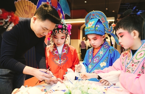 当必胜客遇上川剧 川剧主题餐厅丰富留蓉中国年