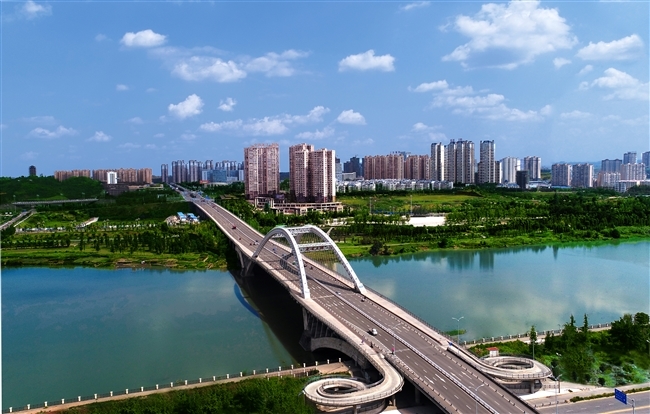 资阳城区封面新闻记者 陈远扬沱江自主城区蜿蜒而过,是四川资阳市城市