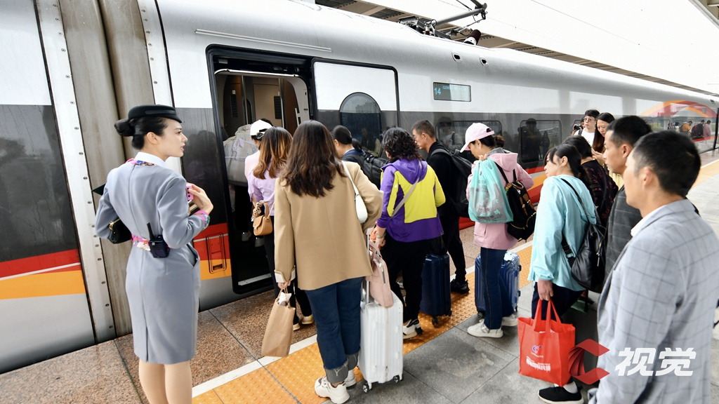 蓉港高铁升级，首趟复兴号智能动车组今日开行“泛亚电竞官方入口”(图6)