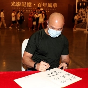 中国路 不容易 中国梦 请坚持 142张明信片里的香港寄语 四川在线